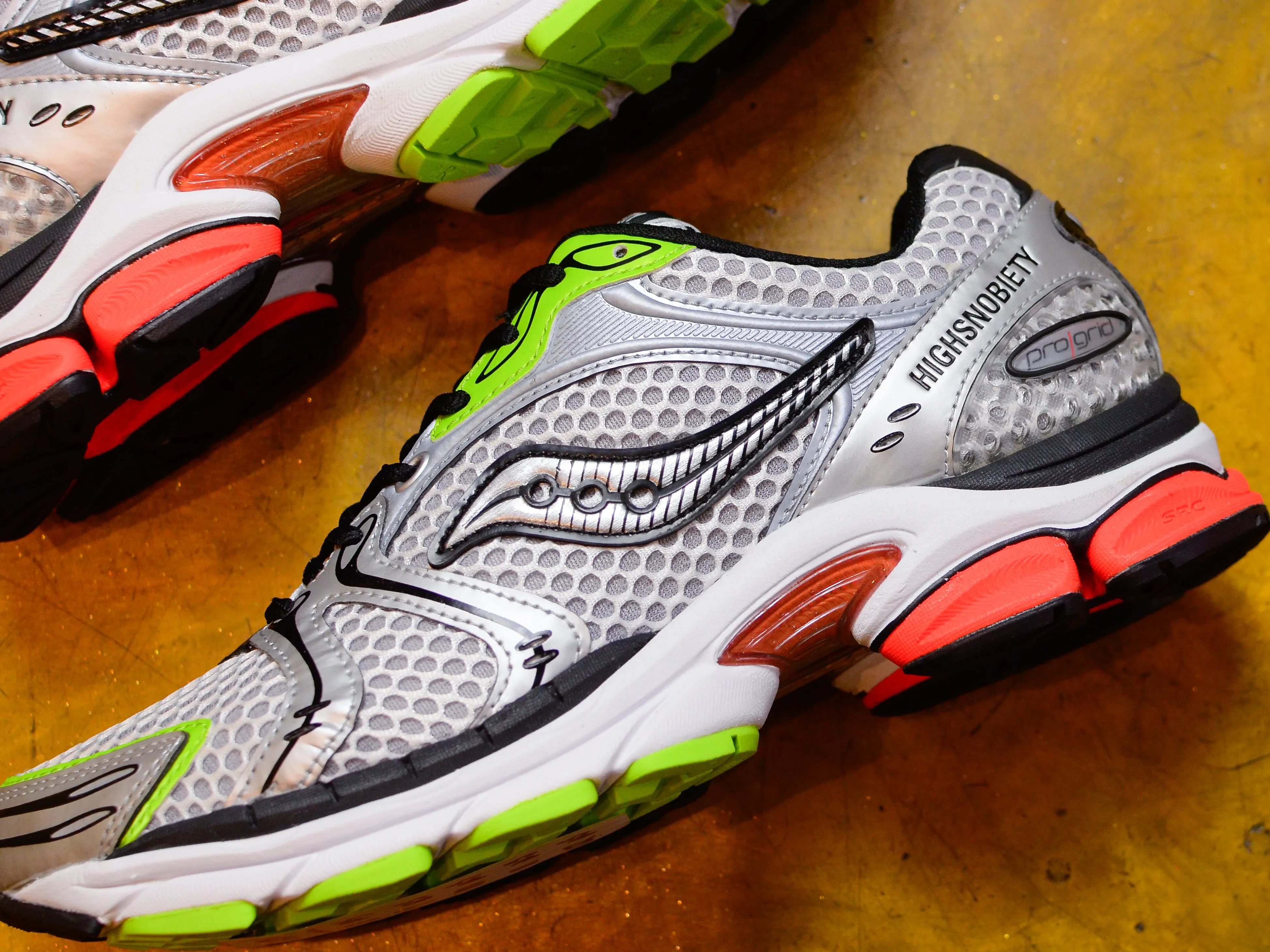 Progrid Triumph 4 Saucony x Highsnobiety - Silver / Multi