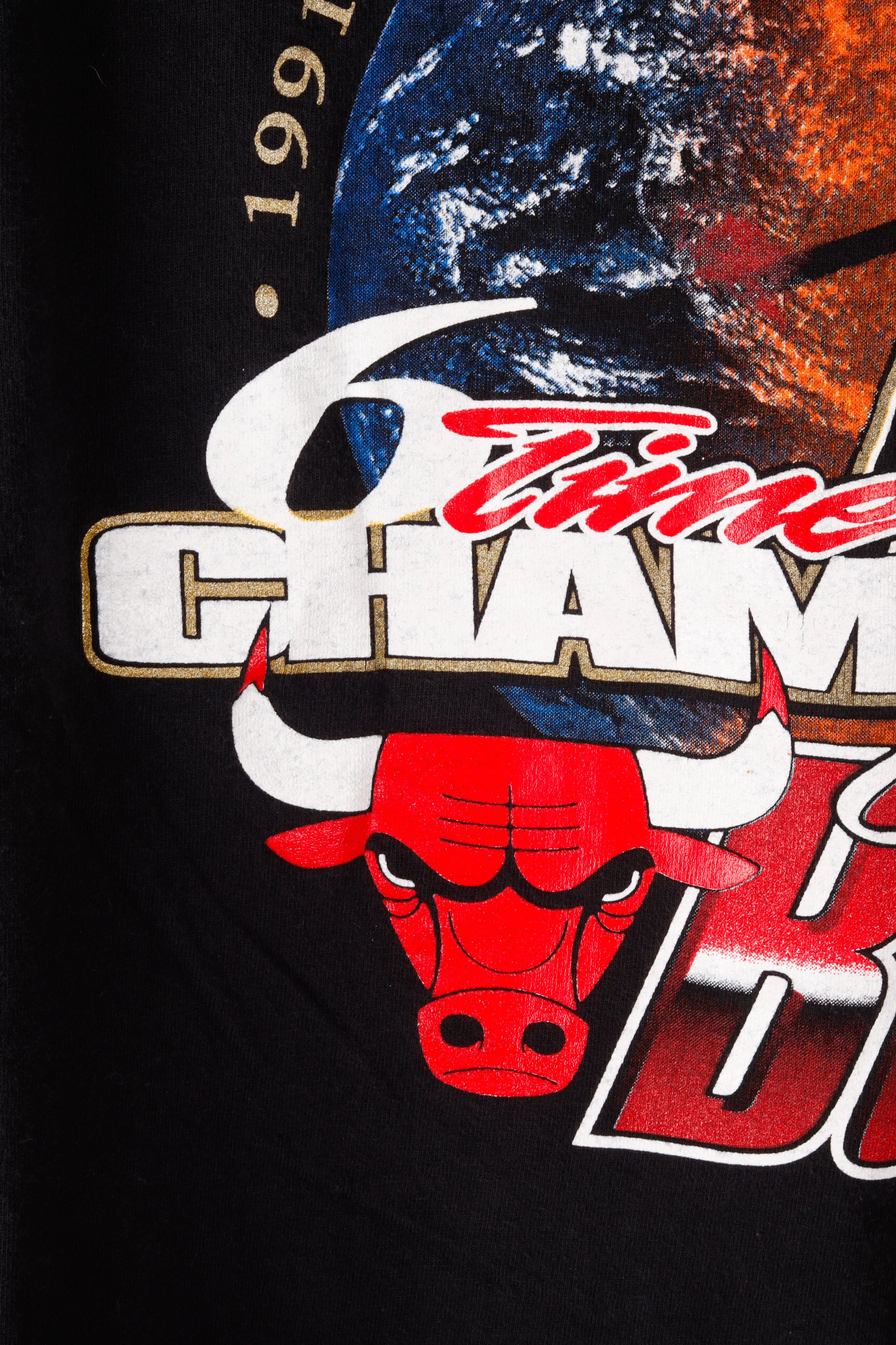 Vintage 1998 Chicago Bulls '6 Time Champions Earth Logo' T-Shirt