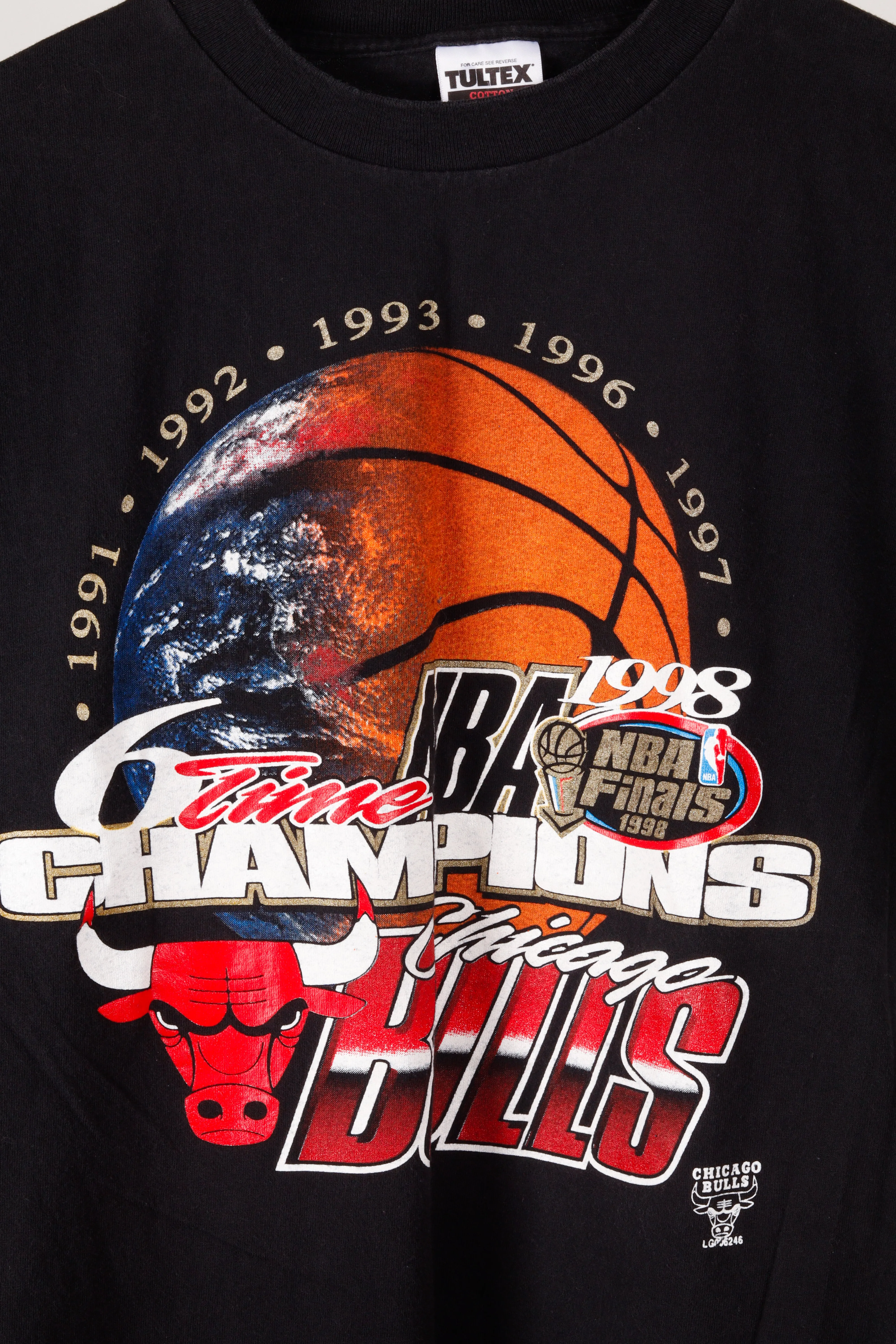 Vintage 1998 Chicago Bulls '6 Time Champions Earth Logo' T-Shirt