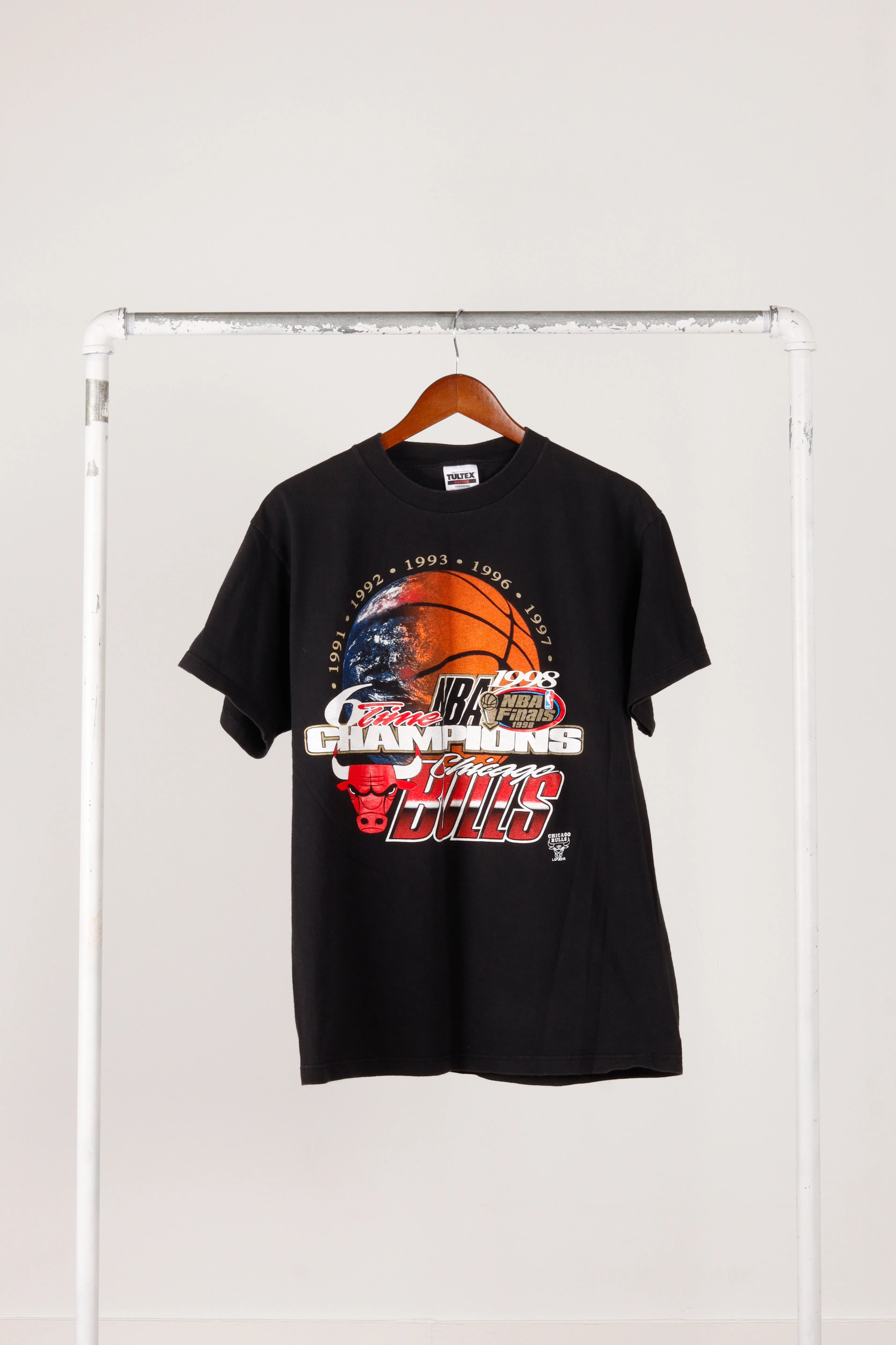 Vintage 1998 Chicago Bulls '6 Time Champions Earth Logo' T-Shirt